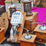 immagine di vecchi macinini del caffe e altri oggetti di antiquariato in una bancarella
