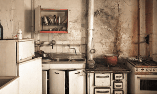 vecchia cucina rovinata bianca su una parete altrettanto bianca e rovinata Grazie